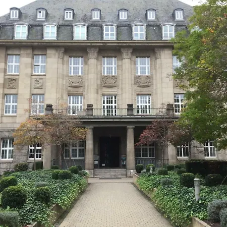 Mitten In Apartment *